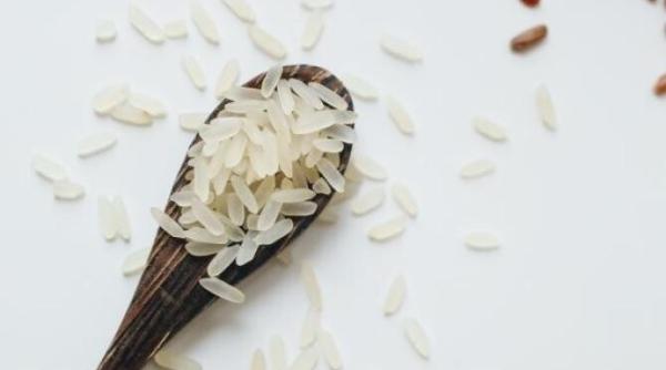 pune o cana de orez in dulap hainele vor fi parfumate si vei scapa de umezeala