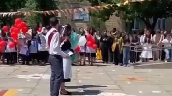 putin sfidat de o eleva din rusia mesaj anti razboi la o festivitate de la scoala libertate pentru ucraina putin este diavolul video