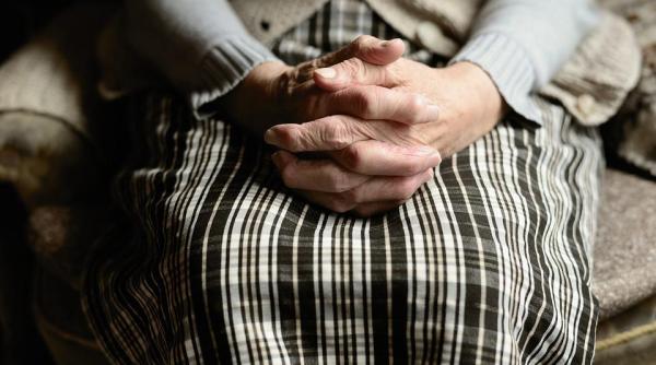 voucherele pentru pensionarii vulnerabili politicienii se balbaie varstnicii asteapta cand vor intra pana la urma