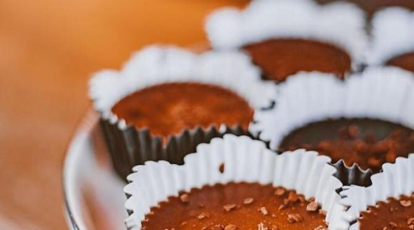 desert cu banane si ciocolata fara faina si fara zahar un desert usor pentru care nu ai nevoie de cuptor