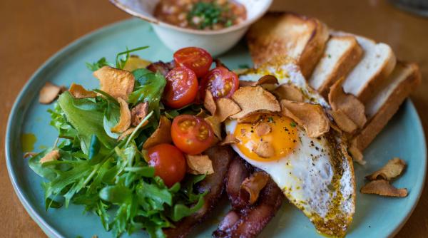 mic dejun cu oua si bacon crocant cea mai gustoasa reteta simplu de tot