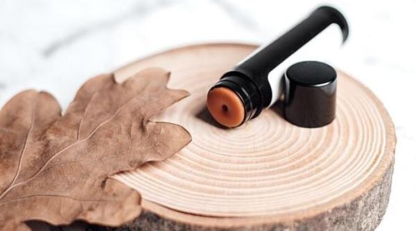 tine un balsam de buze la indemana te salveaza mereu cand esti in impas opt situatii in care il poti folosi