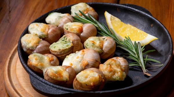 ziua melcilor comestibili escargot deliciosul aperitiv servit in franta cu unt si usturoi