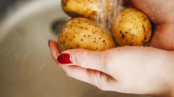 cartofi copti in doar 7 minute fara a porni cuptorul doar bucatarii cu experienta cunosc acest truc