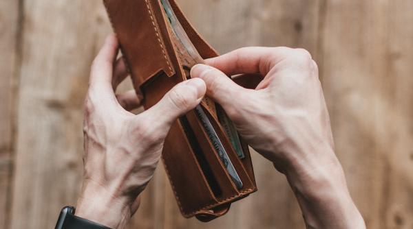 ce se intampla cu salariile si pensiile romanilor caciu traim cea mai complicata situatie din ultimii 70 de ani