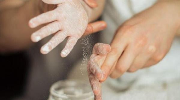 curata chiuveta din bucatarie cu faina un truc ingenios la care cu siguranta nu te asteptai