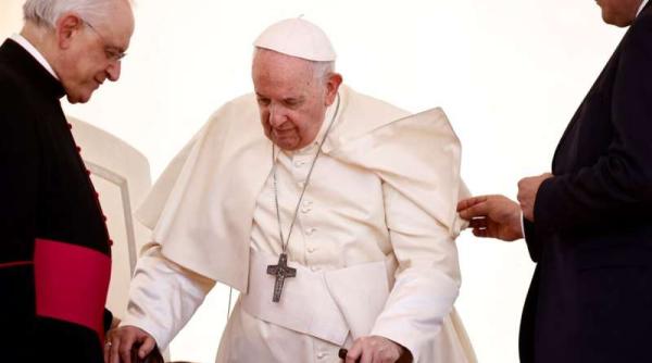 papa francisc prezent la audienta generala in baston din cauza durerii de genunchi