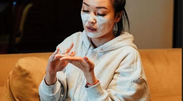 aplica pe ten iaurt si zeama de lamaie si bucura te de rezultate vei avea o fata mai luminoasa si mai tanara