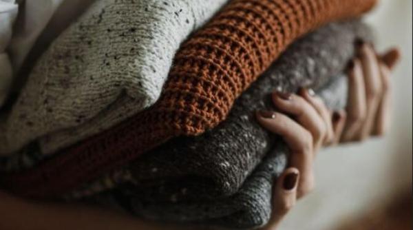 indeparteaza petele de transpiratie de pe haine cu trei remedii eficiente iata care sunt acestea