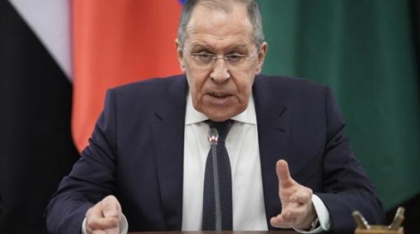 lavrov se victimizeaza vestul a declarat razboi total rusiei ei sufera de un complex de superioritate de infailibilitate si de paranoia