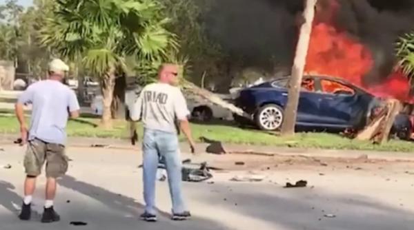 tatal a cinci copii a murit ars in tesla dupa ce usile electrice l au blocat in masina in flacari