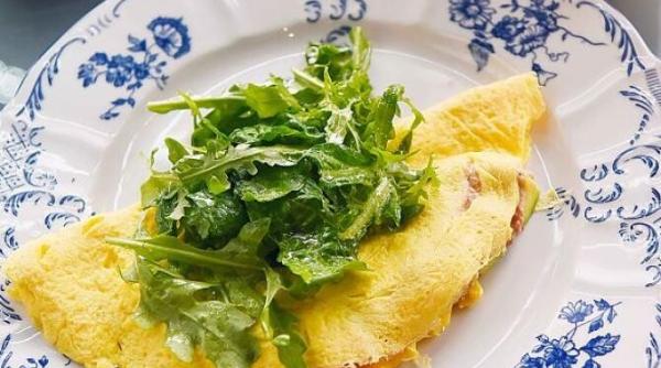 trucul bunicii pentru o omleta pufoasa si delicioasa unge capacul tigaii cu un ingredient secret