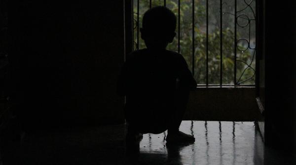 un copil de un an a murit dupa ce mama lui l a scapat de la balcon in orastie