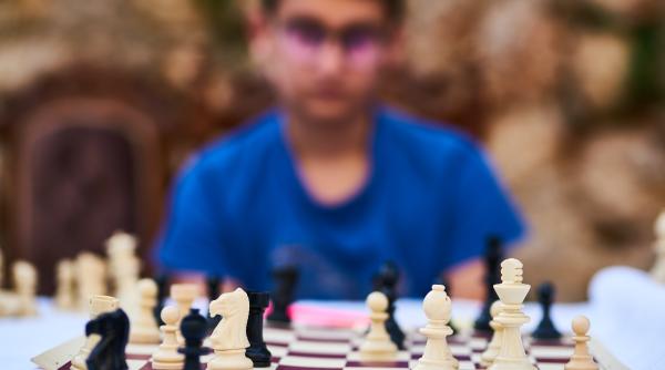 un sahist ungur vrea sa isi continue cariera in culorile romaniei asociatia maghiara de sah protesteaza