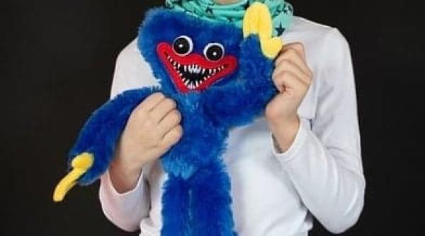 huggy wuggy jucaria care iti pune in pericol copilul unii habar nu au ce cumpara atentie o fetita a incercat sa sara pe geam sigur nu vrei asta