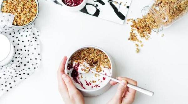 batoane de iaurt congelat cu fructe o gustare sanatoasa originala si foarte usor de preparat