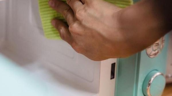 curata cuptorul cu microunde cu praf de copt in cateva minute vei scapa de de grasime si murdarie