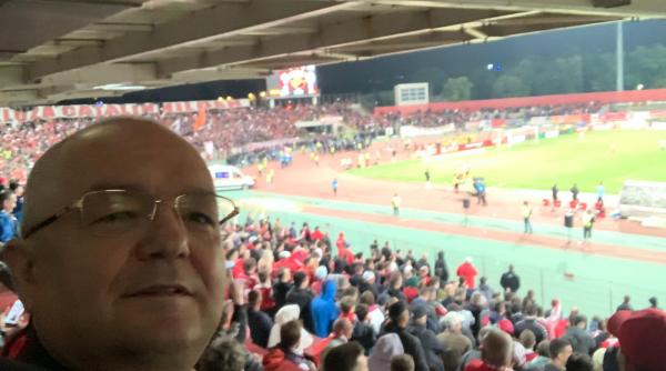 emil boc in culmea fericirii dupa promovarea u cluj in liga 1 a sarbatorit cu jucatorii in vestiar ca primar sustin ambele echipe dar ca suporter