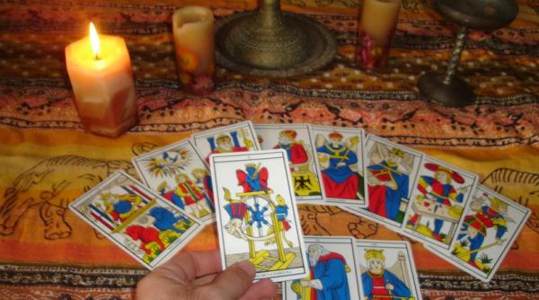 ghid de citire al cartilor de tarot cum sa le cititi intuitiv chiar daca sunteti incepatori