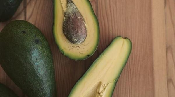 paseaza un avocado si aplica l pe fata tenul se va hidrata iar ridurile mici vor fi atenuate
