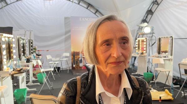 povestea modelului de 75 de ani care a defilat la iasi pe catwalk ul romanian fashion week