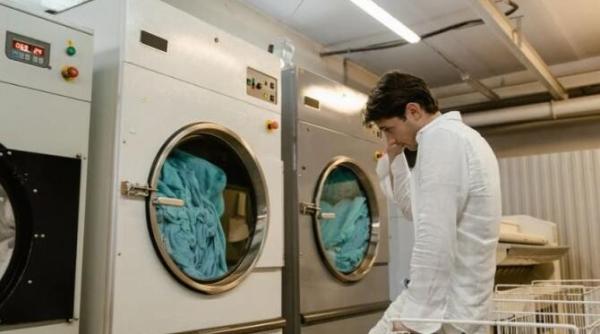 prepara in casa un balsam parfumat pentru haine din doua ingrediente naturale si fara costuri