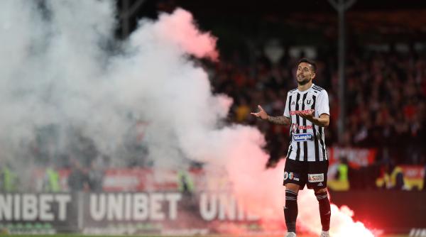 promovarea in liga 1 a scos suporterii lui u cluj in strada unii au facut baie in fantana din centrul orasului video