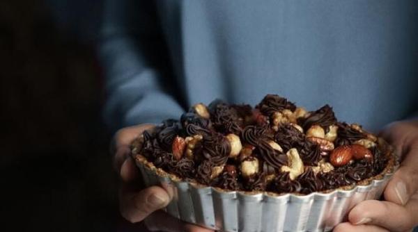 tarta cu ciocolata fistic si portocale moale in interior si crocanta la exterior