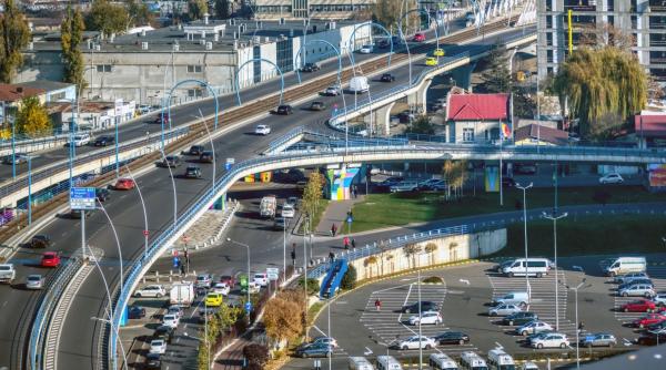 val valcu e plin bucurestiul de parcari goale si de bolizi care ocupa cate trei locuri de parcare