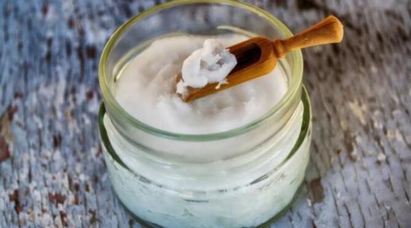 amesteca un albus cu miere si lamaie si aplica masca pe ten vei scapa de ridurile de expresie si acnee