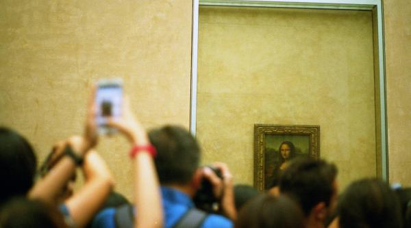 incidentul cu mona lisa manjita de tort a ajuns deja in cultura pop au inceput sa se fabrice si tricouri cu imaginea care face inconjurul lumii