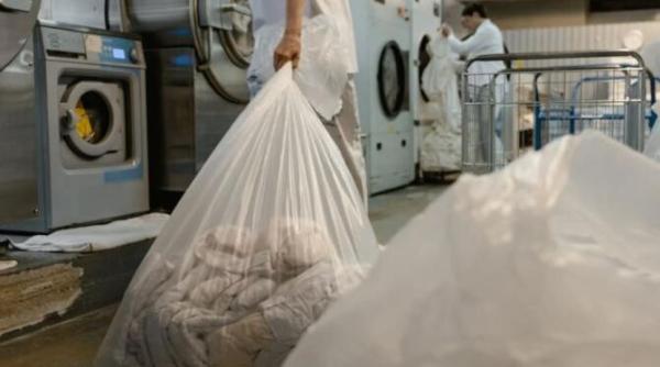 pune o minge din folie de aluminiu in masina de spalat iti salveaza bugetul iar hainele vor fi moi si curate