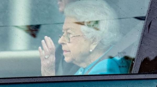 regina elisabeta s a intors in londra ce gest a facut celor care o asteptau