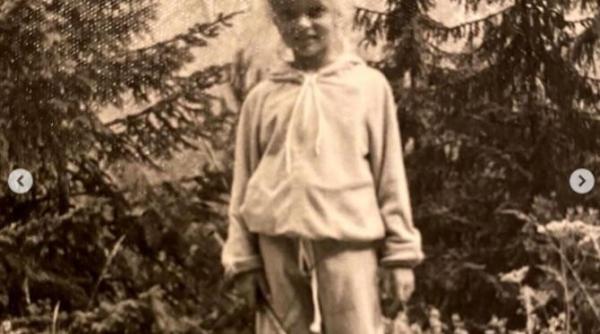 fetita blonda si zambitoare din imagine a devenit una dintre cele mai iubite artiste din romania te ai prins cine e