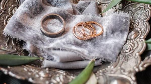 pune bijuteriile innegrite intr un pahar de bere un truc ciudat care le reda stralucirea