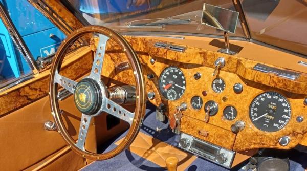 o masina din 1957 a ajuns la rar atingea 200 km h inca de la acea vreme