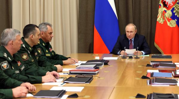 putin si soigu injurati de catre doi colonei rusi dupa esecul din ucraina nenorocitul de putin un mascarici video