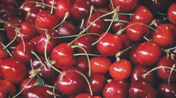 retete simple cu cirese profitati de fructele de sezon