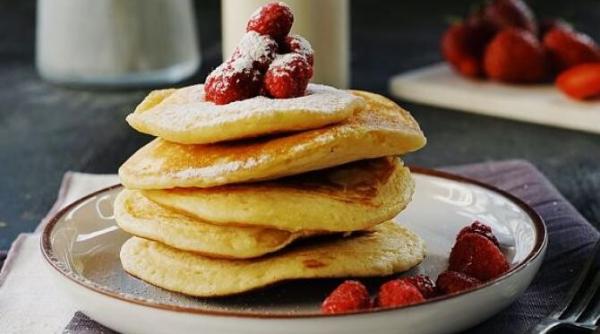 ti e pofta de ceva dulce dar nu ai oua unt si lapte in frigider nimic mai simplu fa un tort din clatite