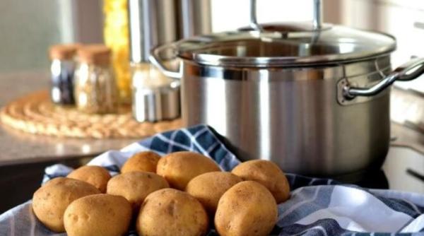 cartofi copti in stil sicilian cu o crusta aurie si crocanta o mancare super rapida cu doar 190 de calorii