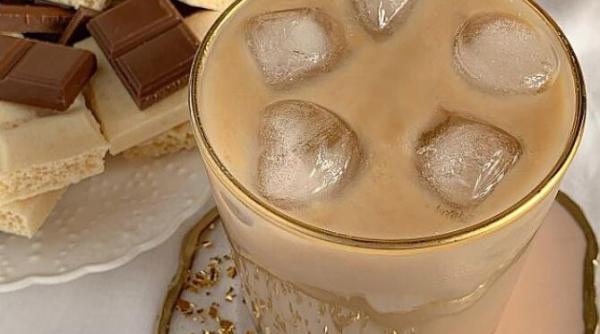 cum sa faci rapid o cafea cu gheata ai nevoie de un borcan si bautura delicioasa este gata