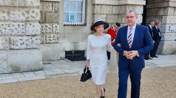 tinuta pe care custodele coroanei ms margareta a purtat o la jubileul de platina al reginei elisabeta a ii a laudata designerul florin burescu imi place foarte mult o avantajeaza