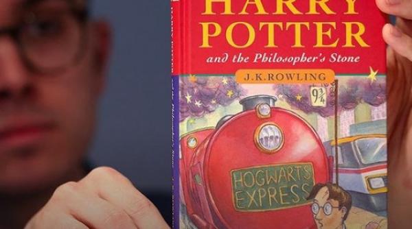 un exemplar rar din prima editie harry potter si piatra filosofala scos la licitatie cu 230 000 de euro
