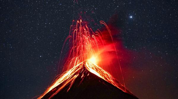 eruptie vulcanica in filipine coloana gri de 1 kilometru trimisa in atmosfera