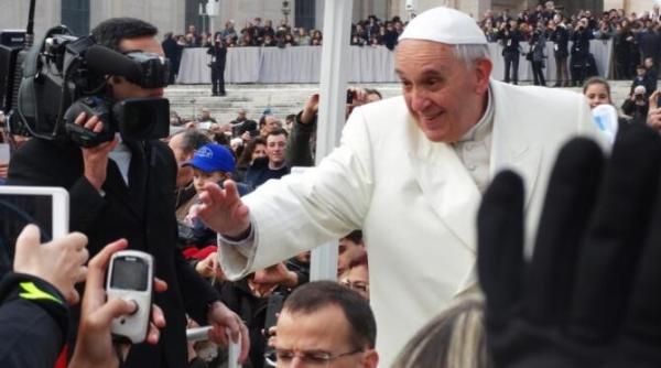 papa francisc solicita negocieri adevarate pentru incetarea razboiului din ucraina