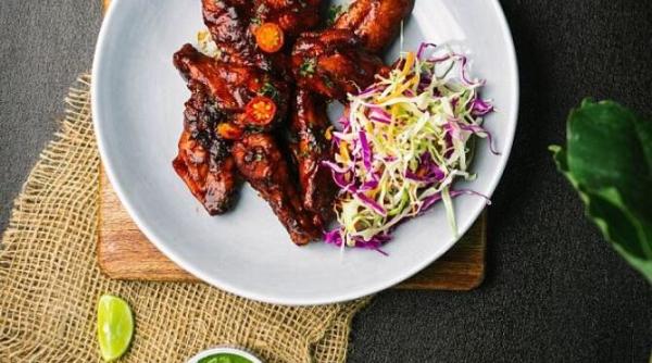 aripioare de pui glazurate care dispar intr o clipa de pe masa trucul care le face rumene si crocante