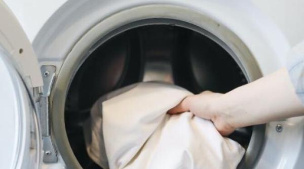 curata masina de spalat rufe cu un remediu natural uita de otet si bicarbonat de sodiu care o pot distruge