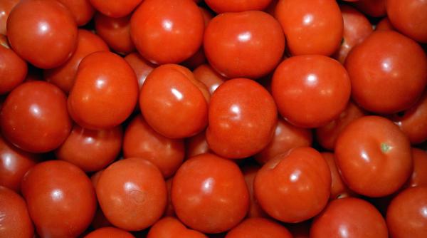 intr un oras din romania rosiile sunt 2 9 lei daca vreti preturi mici la legume si fructe atunci trebuie sa puneti presiune pe primari