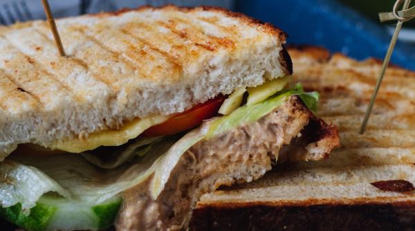 mic dejun bulgaresc sandvisuri cu branza feta si oua la cuptor reteta super simpla