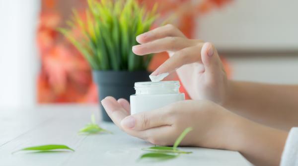 nu mai arunca cremele de fata expirate iata ce poti face cu ele